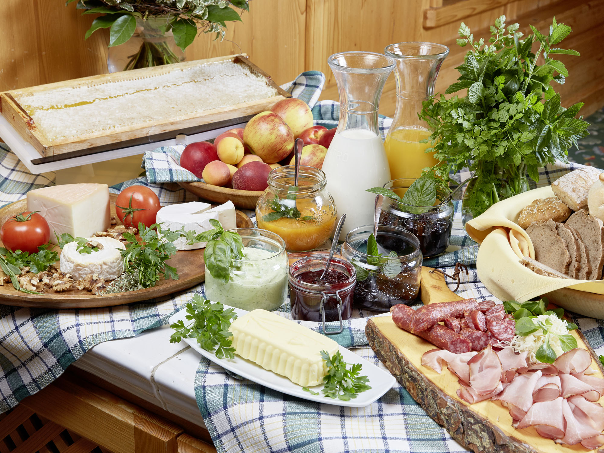 Spezialitäten aus Österreich im Hotel Mitterwirt - Käse, Wurst, Brot, Obst, Milch und Marmeladen